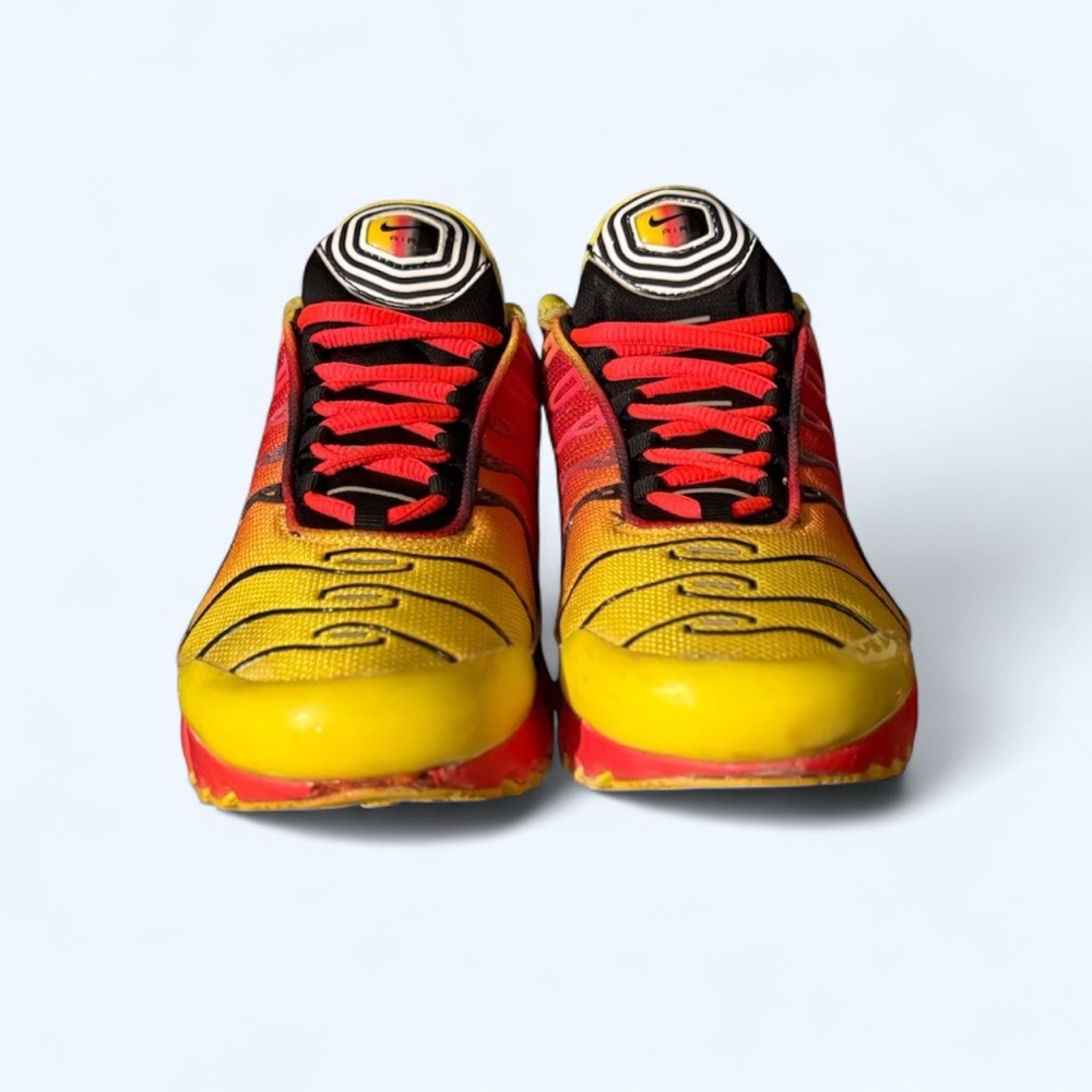 Nike Air Max Plus GS Fade Chrome Yellow Ardient Bright Crimson Sz 6.5Y 
Pre-Own